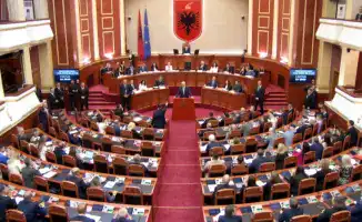 Премьер-министр Албании Эди Рама подвергся нападению: после речи первого ИИ-министра Диеллы его закидали бутылками.