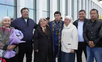 Отец Санжара Ташкенбая прослезился от счастья после триумфа сына на чемпионате мира по боксу. Двукратный чемпион мира вернулся в Астану, где его встречали с восторгом и гордостью.
