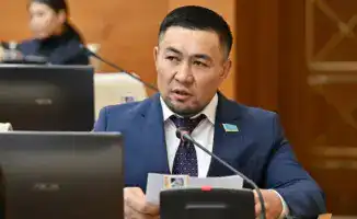 Ардақ Назаров: 'Мен регламентті бұзбадым' - депутат анасын мерейтойымен құттықтап, сынға жауап берді