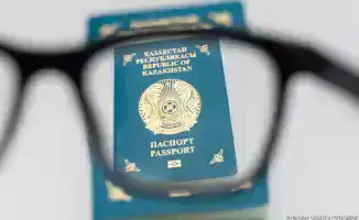 Депутат Мажилиса Болатбек Нажметдинулы предложил ужесточить наказание за двойное гражданство в Казахстане, что вызвало обсуждение среди общественности и экспертов. Предложение направлено на усиление контроля за гражданами, имеющими двойное гражданство, и 