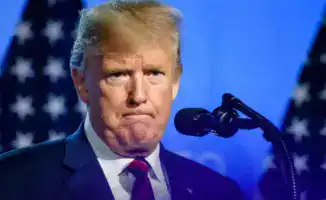 Самолёт президента США Дональда Трампа едва не попал в авиакатастрофу во время перелёта в Великобританию, сообщает Tengrinews.kz. Инцидент произошёл в Нью-Йорке, когда воздушное судно столкнулось с потенциальной угрозой, что могло привести к чрезвычайной 