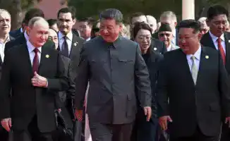 Лидеры трех стран на трибунах площади Тяньаньмэнь: Си, Путин и Ким наблюдают за парадом