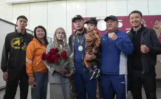 Айбек Оралбай и Санжар Ташкенбай вернулись в Казахстан после успешного выступления на чемпионате мира по боксу в Англии, где оба завоевали золотые медали. Оралбай заявил о своей следующей цели - завоевании медали на Олимпийских играх.
