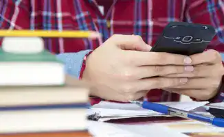 Депутаты Мажилиса Казахстана предложили ввести ограничения на использование смартфонов в школах на фоне роста подростковой преступности. Это решение вызвано обеспокоенностью о том, что мобильные устройства мешают детям учиться и строить дружеские отношени