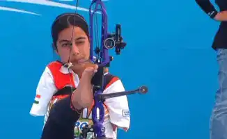 18-летняя индийская лучница Шитал Деви стала чемпионкой мира по парастрельбе, продемонстрировав выдающиеся навыки, несмотря на отсутствие рук.