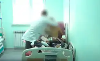 В Шымкенте 26-летний местный житель чудом выжил после падения с пятого этажа, сообщает Tengrinews.kz со ссылкой на OTYRAR.