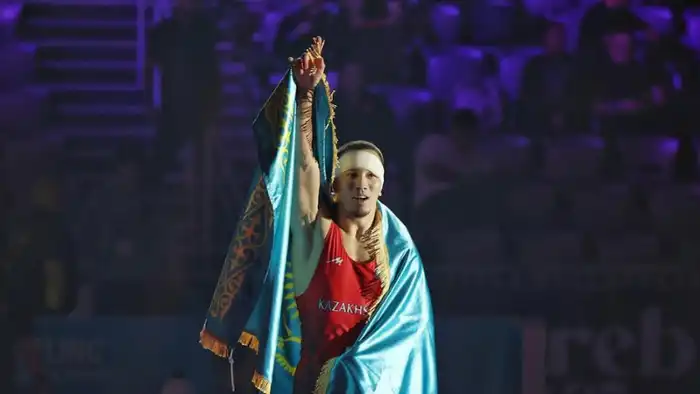 Токаев поздравил Айдоса Султангали с исторической медалью на чемпионате мира по греко-римской борьбе