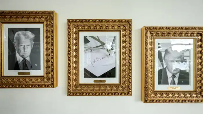 Трамп заменил портрет Байдена на фотографию автопера в Белом доме