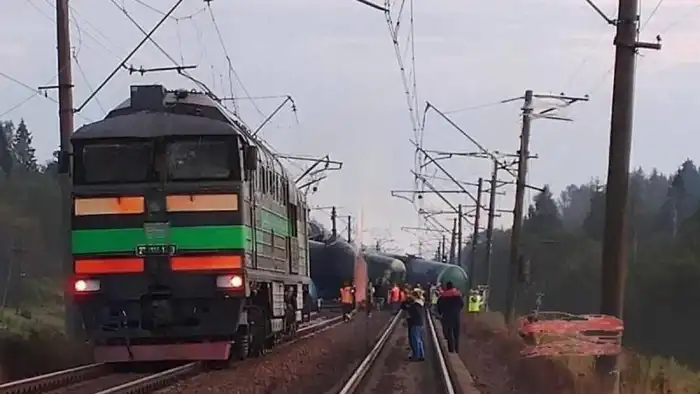 Украинские спецслужбы подорвали железные дороги в России: последствия для гражданского населения и транспортной инфраструктуры