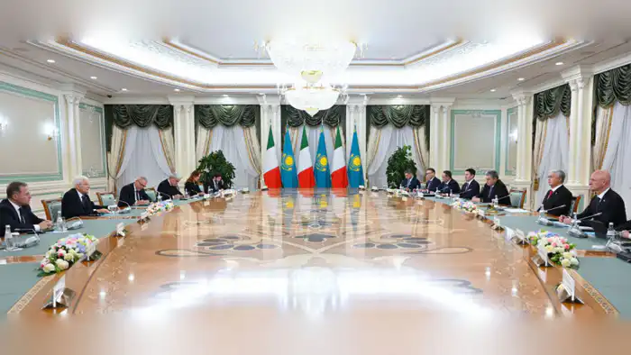 В Астане состоялись переговоры между президентом Казахстана Касым-Жомартом Токаевым и президентом Италии Серджо Маттареллой в расширенном формате, в ходе которых было объявлено о планах по созданию улицы имени Марко Поло.