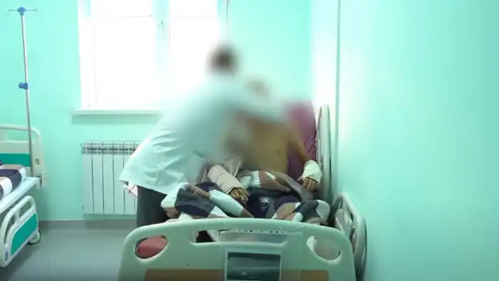 В Шымкенте 26-летний местный житель чудом выжил после падения с пятого этажа, сообщает Tengrinews.kz со ссылкой на OTYRAR.