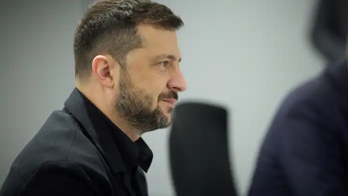 Президент Украины Владимир Зеленский заявил, что не намерен оставаться на посту президента в мирное время, подчеркивая свою готовность уйти с должности, когда страна вернется к мирной жизни. Это заявление было сделано в интервью, где он обсудил свои взгля