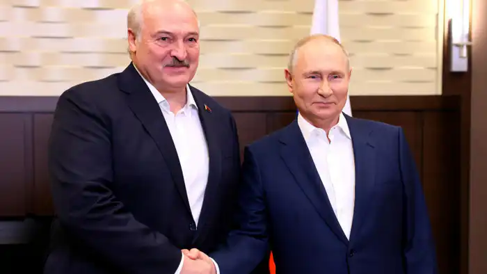 Президент Беларуси Александр Лукашенко предупредил, что украинский лидер Владимир Зеленский должен немедленно согласиться на требования Кремля, иначе он рискует "потерять всю Украину".