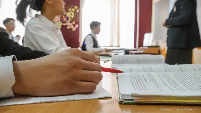 Экс-министр образования призвал к прекращению давления на учителей, подчеркивая негативные последствия для образовательного процесса и психоэмоционального состояния педагогов и учеников.