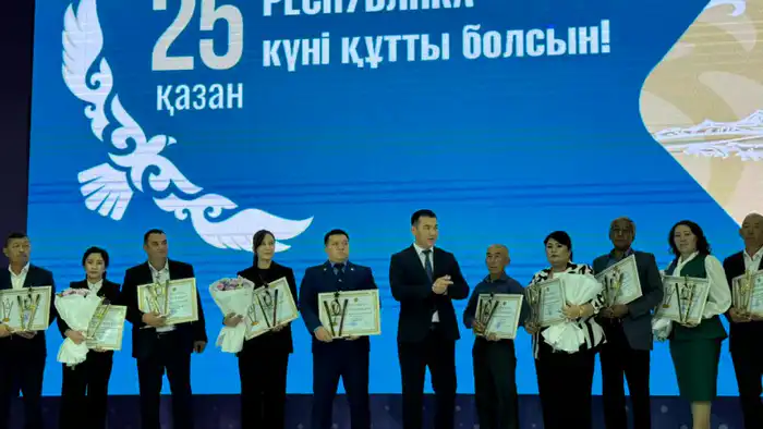 Праздничный концерт в Енбекшинском районе Шымкента укрепил дух единства и патриотизма среди жителей перед Днем Республики