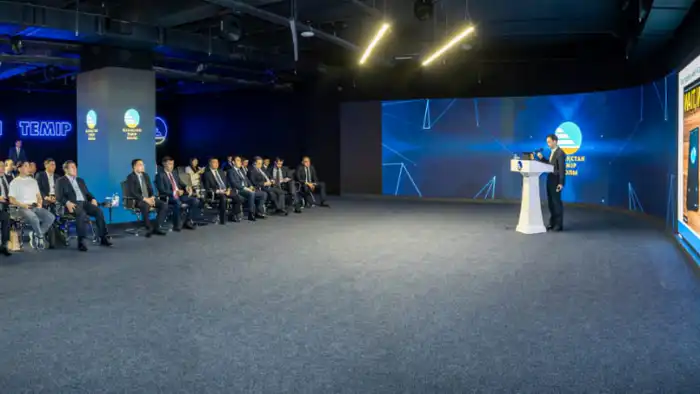В инновационном зале АО 'НК 'Қазақстан темір жолы' прошел семинар, посвященный применению искусственного интеллекта и больших языковых моделей. Лектор из Стэнфорда поделился своими знаниями и опытом в этой области, обсуждая актуальные тренды и возможности