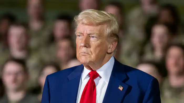 Президент США Дональд Трамп отправился в ближневосточное турне, в рамках которого он посетит Израиль и Египет для участия в церемонии. В связи с его визитом в Израиле были усилены меры безопасности.