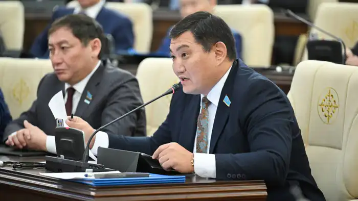 Депутат Мажилиса Бакытжан Базарбек: "Жду зарплату и пользуюсь 8 рассрочками, включая авиабилеты"