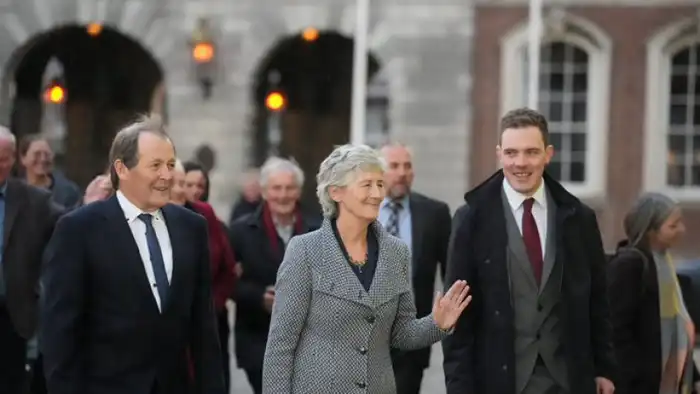 На президентских выборах в Ирландии победила независимый кандидат с левыми взглядами Кэтрин Коннолли, что стало значимым событием для политической сцены страны. Ее победа отражает растущее недовольство избирателей традиционными партиями и стремление к нов