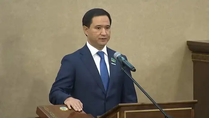 Новый депутат от партии Amanat Абуталип Мутали принес клятву в Мажилисе