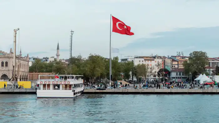 Новый закон Эрдогана: упрощение трудоустройства тюркоязычных иностранцев в Турции приведет к росту рабочей силы и изменению рынка труда