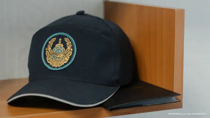 Министр внутренних дел Ержан Саденов прокомментировал трагический инцидент в Караганде, где в опорном пункте полиции были найдены тела женщины и полицейского. Саденов охарактеризовал произошедшее как "позорный случай", подчеркивая серьезность ситуации и н