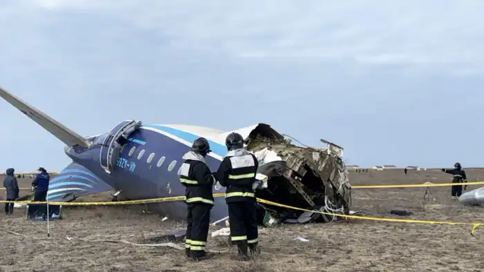Путин и Алиев обсуждают крушение самолёта AZAL близ Актау