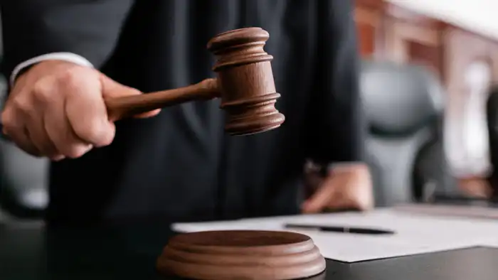 Шымкент: следователь полиции осуждён за мошенничество