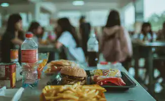 Депутат Мажилиса Нурсултан Байтилесов предложил ввести обязательную маркировку на "вредные" продукты и запретить их продажу в школах в ответ на растущую проблему ожирения среди казахстанцев.