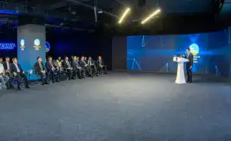 В инновационном зале АО 'НК 'Қазақстан темір жолы' прошел семинар, посвященный применению искусственного интеллекта и больших языковых моделей. Лектор из Стэнфорда поделился своими знаниями и опытом в этой области, обсуждая актуальные тренды и возможности