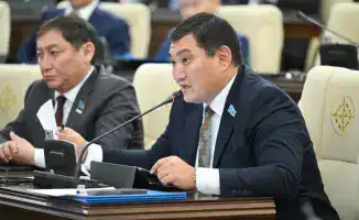 Депутат Мажилиса Бакытжан Базарбек: "Жду зарплату и пользуюсь 8 рассрочками, включая авиабилеты"