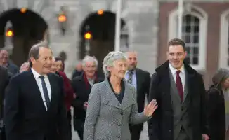 На президентских выборах в Ирландии победила независимый кандидат с левыми взглядами Кэтрин Коннолли, что стало значимым событием для политической сцены страны. Ее победа отражает растущее недовольство избирателей традиционными партиями и стремление к нов