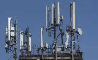 В Казахстане рассматривают законопроект, позволяющий устанавливать базовые станции сотовой связи на крышах жилых домов без согласия жильцов, что вызывает обеспокоенность среди радиофобов.