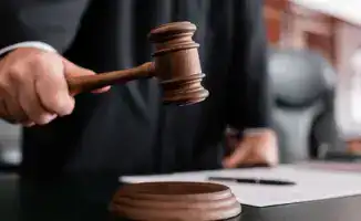 Шымкент: следователь полиции осуждён за мошенничество