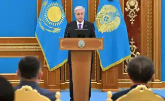 Токаев подчеркивает важность роли учителей в обществе, что может привести к повышению статуса профессии и улучшению условий труда в образовательной сфере Казахстана.