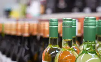 В Казахстане обсуждают запрет на продажу алкоголя в магазинах: социальные последствия и общественное здоровье под прицелом