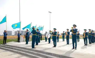 Шымкент отмечает День Республики: поднятие флага символизирует единство и патриотизм на фоне 35-летия исторического события