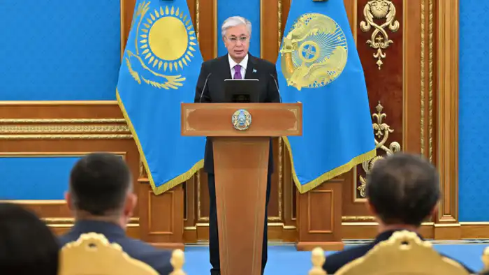 Токаев подчеркивает важность роли учителей в обществе, что может привести к повышению статуса профессии и улучшению условий труда в образовательной сфере Казахстана.