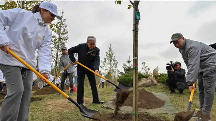 Токаев участвует в акции 'Таза Қазақстан': шаг к улучшению экологической ситуации в стране
