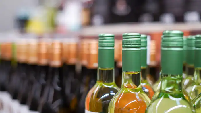 В Казахстане обсуждают запрет на продажу алкоголя в магазинах: социальные последствия и общественное здоровье под прицелом