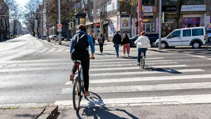 Словакия вводит лимит на скорость пешеходов: не спешите по тротуарам!