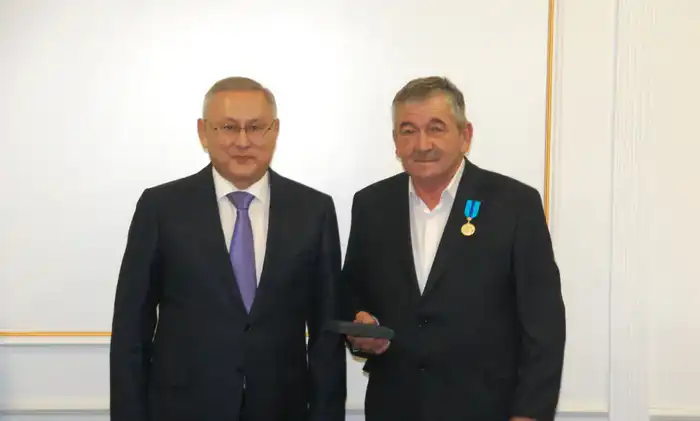 Бейбит Исабаев вручил государственные награды работникам сельского хозяйства области Жетісу (10)