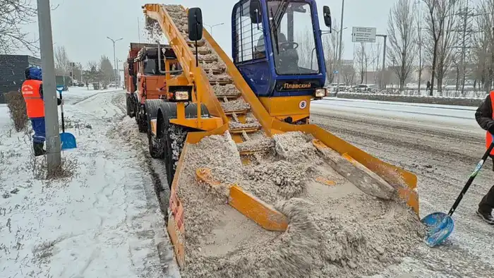 Более 3000 тонн техсоли и 14 000 рейсов: коммунальщики Астаны работают круглосуточно (5)