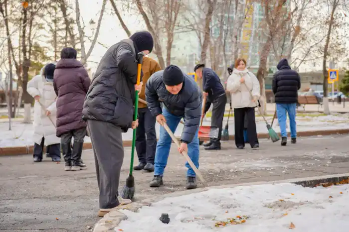 «Таза Қазақстан»: в Астане на территории Государственной академической филармонии им.Е. Рахмадиева прошла акция чистоты (5)