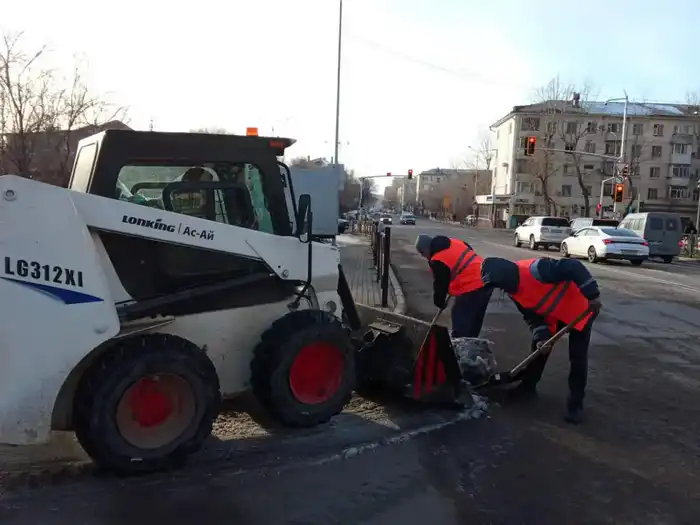 Более 2 800 дорожных рабочих задействованы в снегоуборочных работах в Астане (6)