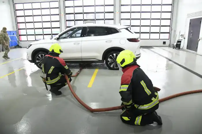 Электрические огни: как столичные спасатели учат тушить пламя в мире электромобилей