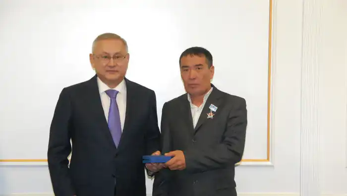 Бейбит Исабаев вручил государственные награды работникам сельского хозяйства области Жетісу (6)