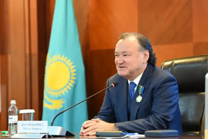 Глава региона встретился с государственным и общественным деятелем Мухтаром Кул-Мухаммедом (4)