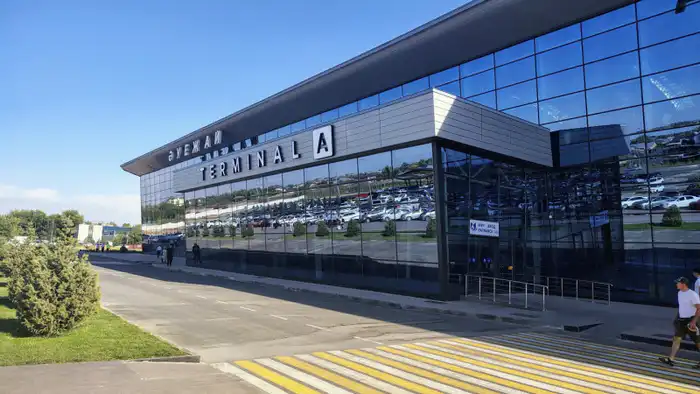 Цены на парковку в аэропорту Шымкента вызвали бурные обсуждения в соцсетях: пользователи сообщают о стоимости стоянки рядом с терминалом, которая составляет 10 тысяч тенге за 15 минут.