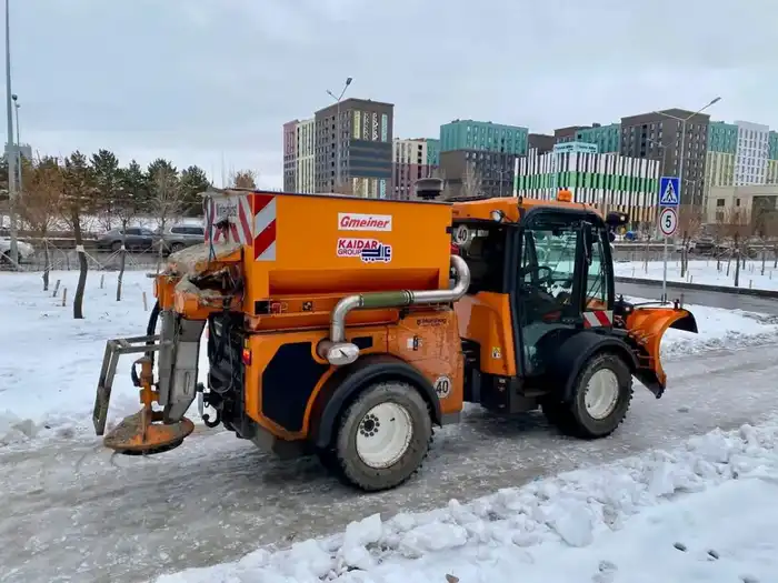 Почти 3 000 коммунальщиков ведут работы по уборке снега и наледи в Астане (2)